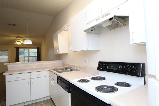 Building Photo - 2 bedroom 1 bathroom home with an open liv...