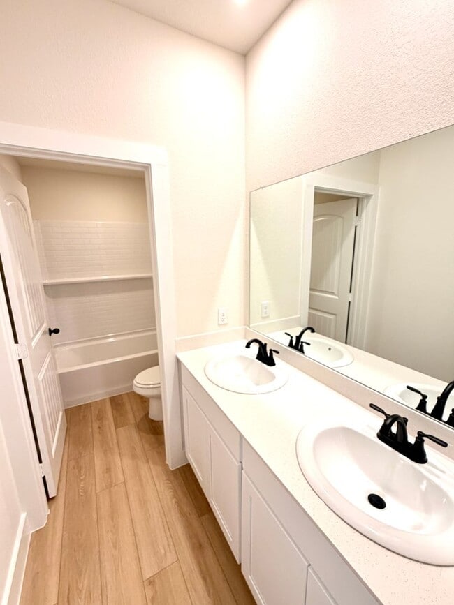 Building Photo - 2900 Woodbrook Dr