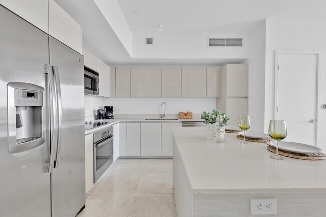 Building Photo - 2602 E Hallandale Beach Blvd