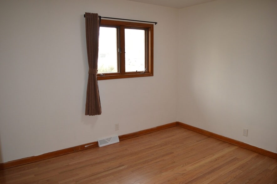 Building Photo - 425 Mineau Pky