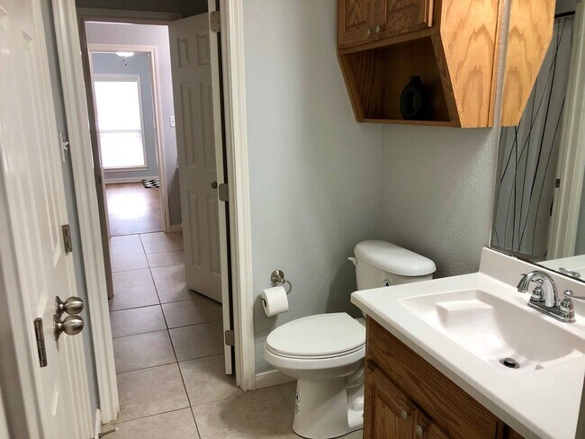 Building Photo - 3BR/3BA House Near Campus