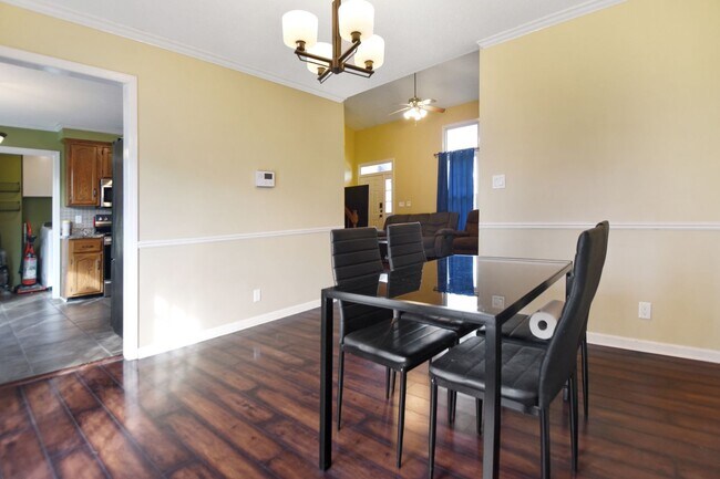 Building Photo - Pet Friendly Three Bedroom!