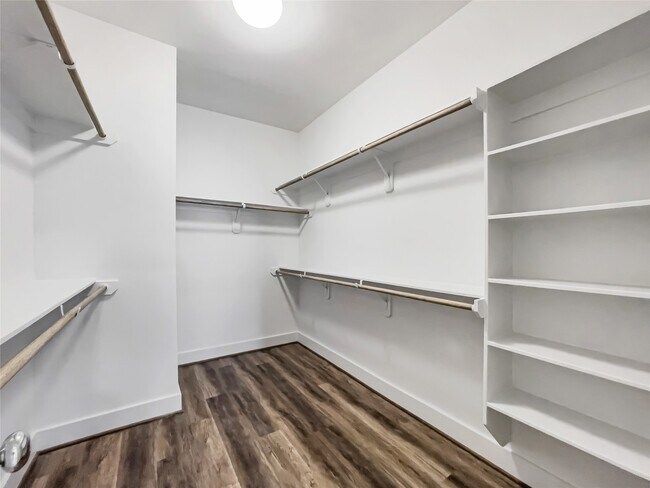 Building Photo - 1276 N Post Oak Rd