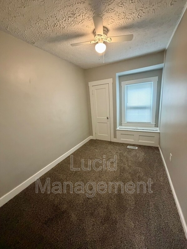 Building Photo - 520 W Evelyn Ave