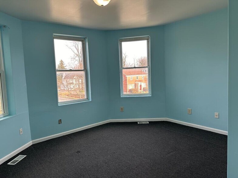 Building Photo - 4101 Fernhill Ave