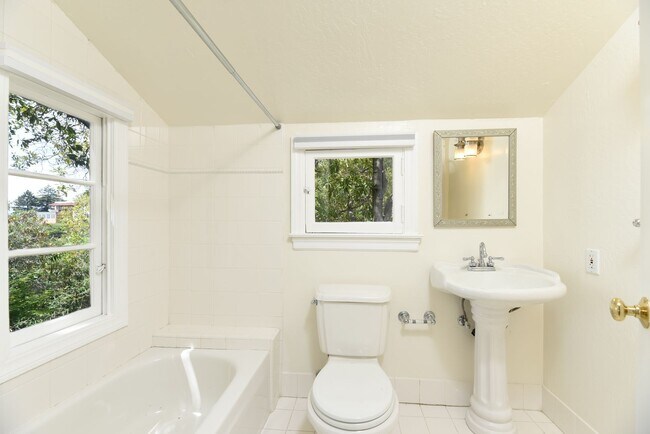 Building Photo - Nostalgic & Beautiful 3-Bedroom Home with ...