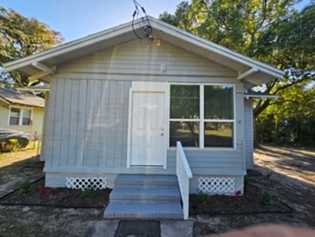 Building Photo - Spacious 3BR/2BA Home with Modern Amenities and Fenced Yard