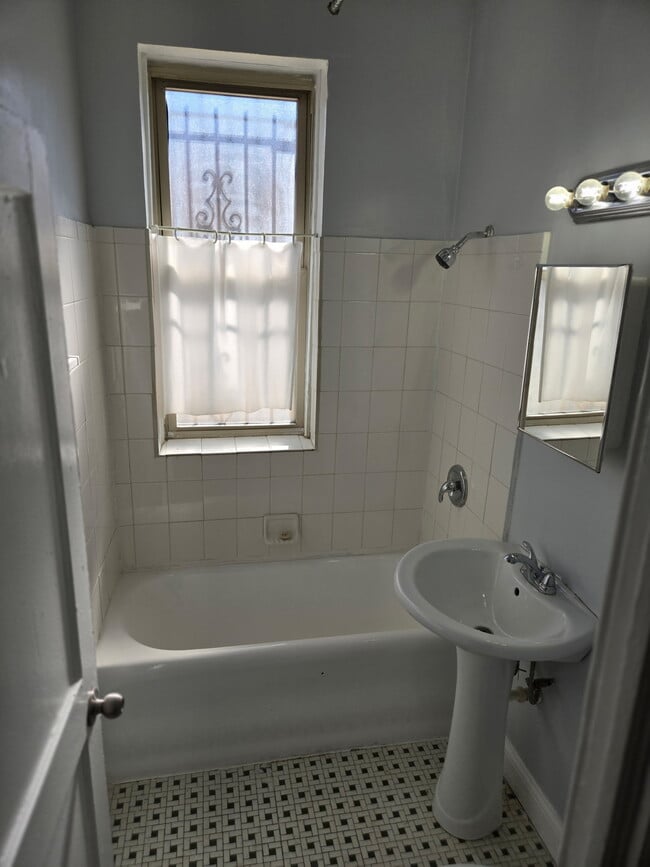 Building Photo - 8054 s Hermitage