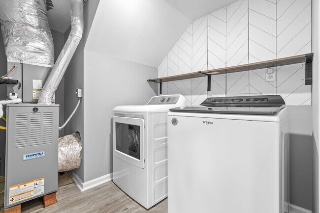 Building Photo - 830 Iris Ln