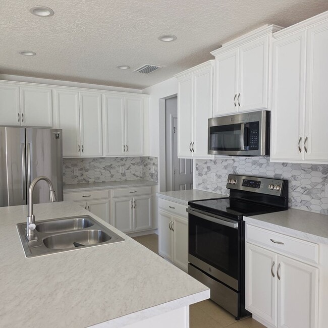 Building Photo - 4 Bedrooms, 2.5 Bathrooms Singe family home