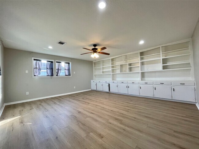 Building Photo - 817 N Valderas St