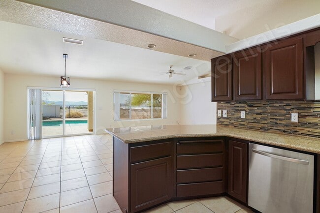 Building Photo - CUL-DE-SAC POOL HOME!