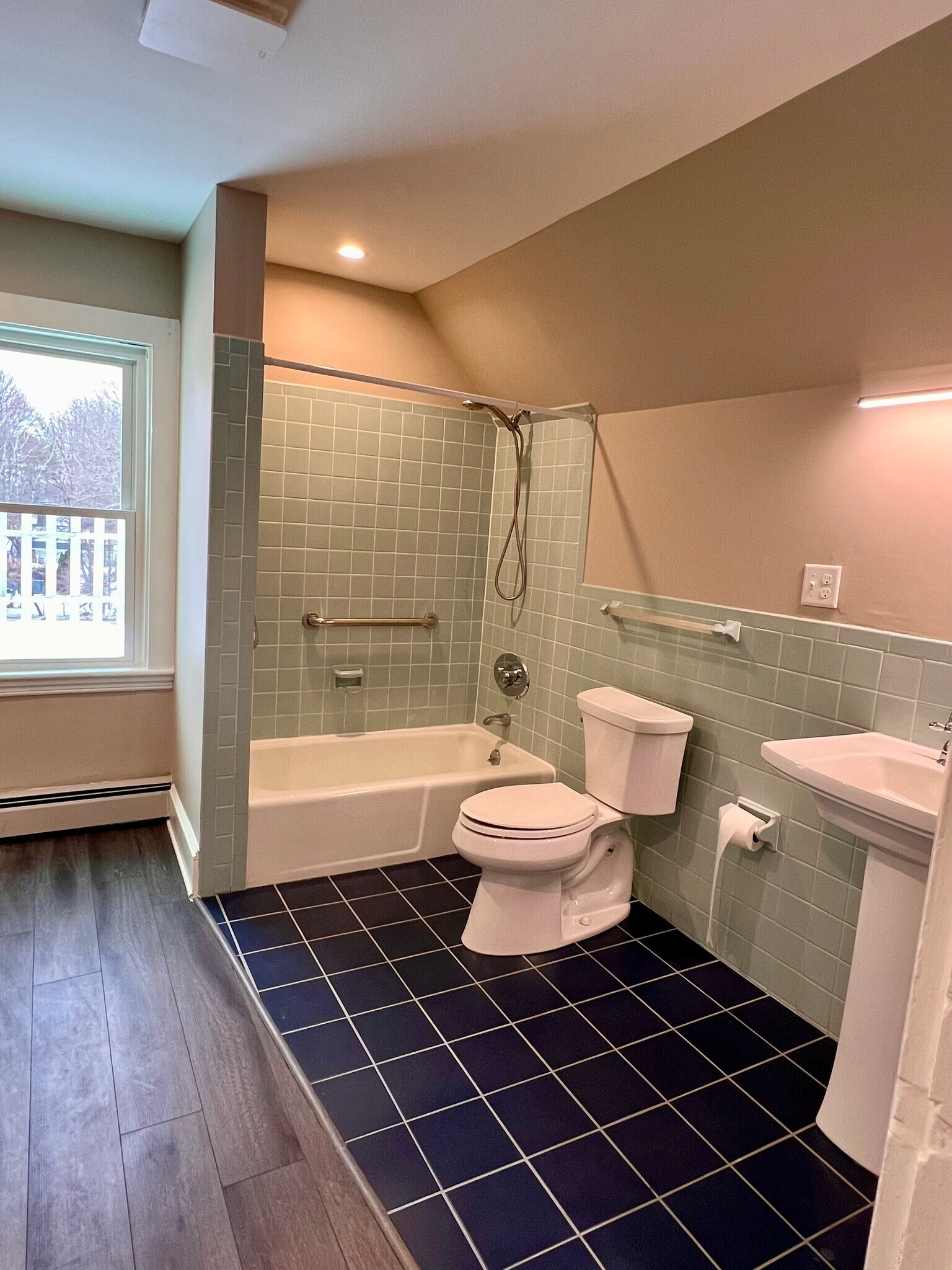 Huge bathroom - 19 Irving St