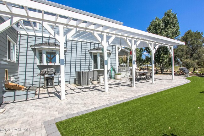 Building Photo - 2440 W Live Oak Dr