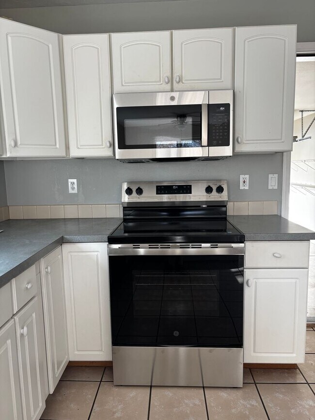 Building Photo - 3 BR/2.5 BA Townhouse