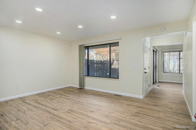 Building Photo - 37313 Clubhouse Dr