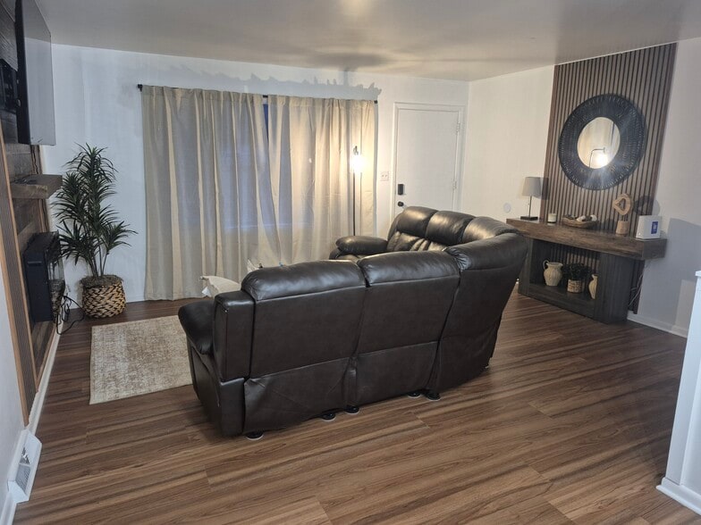 Building Photo - 4511 Warwick Dr N