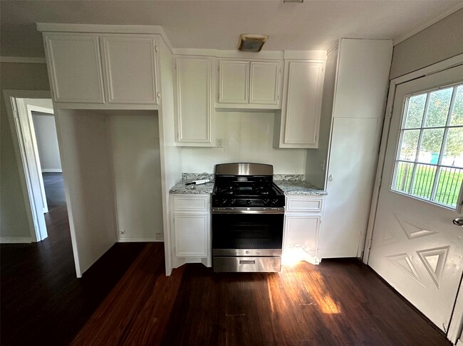Building Photo - 1308 N San Jacinto St