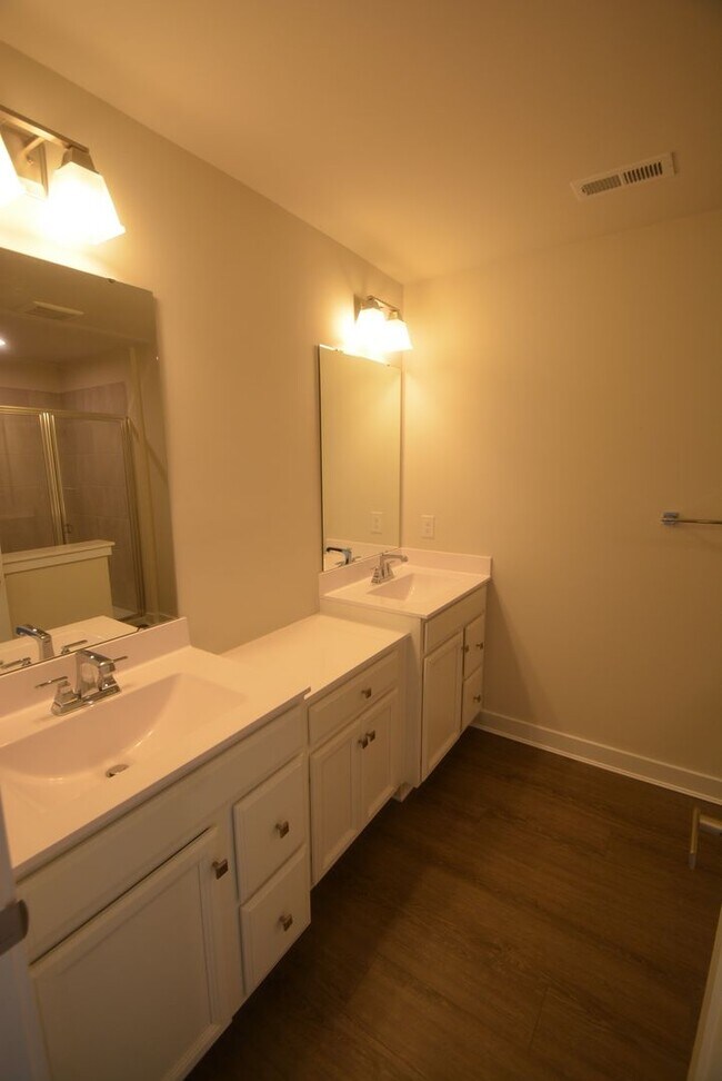 Building Photo - Beautiful and New this 4 Bedroom Townhouse