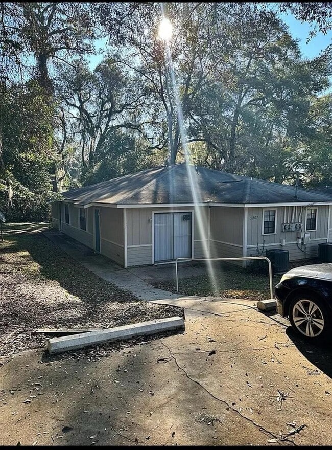 Primary Photo - 3207 Jim Lee Rd