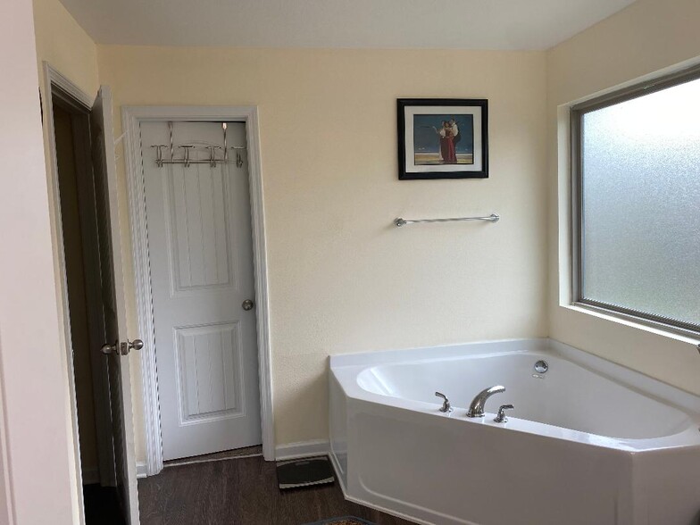 Master bath with soaking tub, walk in closet, seperate toliet room - 9009 Quail Roost Dr