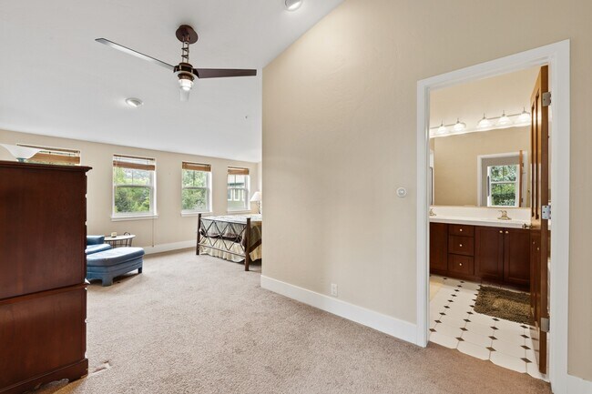 Building Photo - 562 Evans Ct