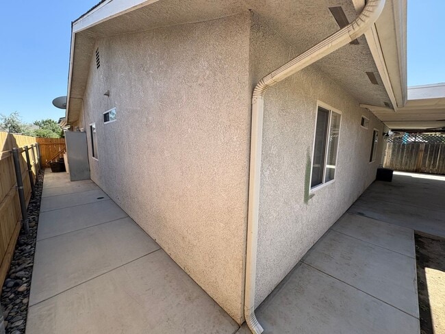 Building Photo - 744 W Buena Vista Ave
