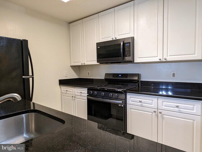 Building Photo - 5563 Seminary Rd