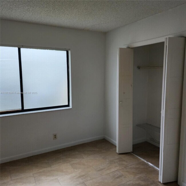 Building Photo - 342 Lakeview Dr