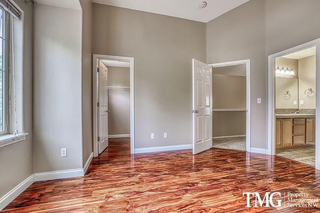 Building Photo - Gorgeous Four Bedroom Townhome in Hillsboro!
