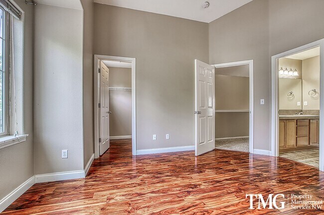 Building Photo - Wonderful 4 bed 2.5 Bath Townhome in Hills...