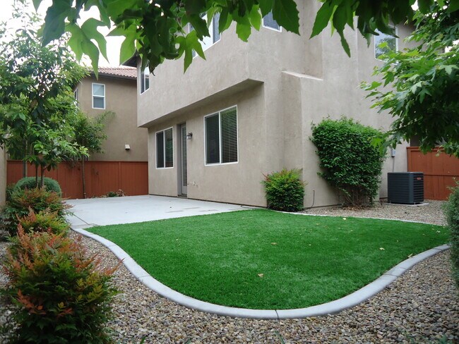 Building Photo - GORGEOUS TWO STORY HOME IN GRANITE HILLS 4 BR, 2.5 BA, 2 CAR GAR