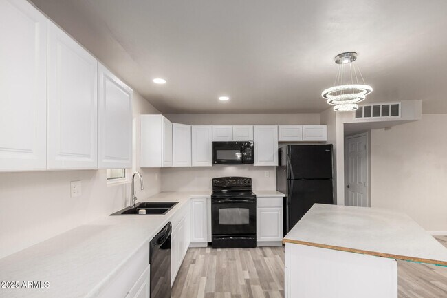 Building Photo - 3626 W Elm St