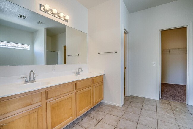 Building Photo - Charming 4 Bedroom 3 Bath 3 Car garage Hom...