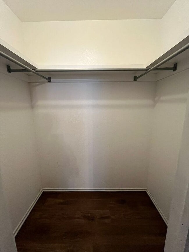 Building Photo - Large 2 Bed 2 Bath