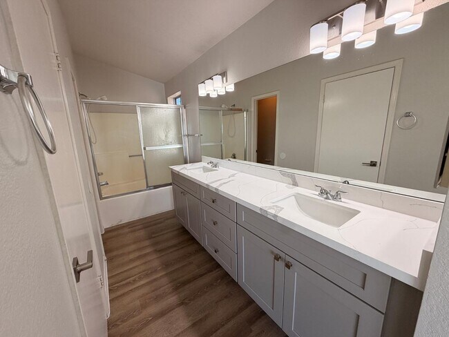 Building Photo - 7611 W Cinnabar Ave