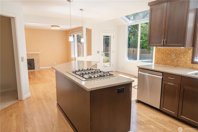 Building Photo - 4B/2.5Ba Bellevue House