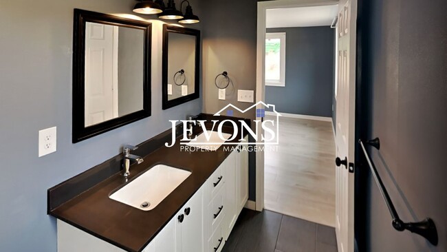 Building Photo - Charming 3-bedroom home in a peaceful sett...