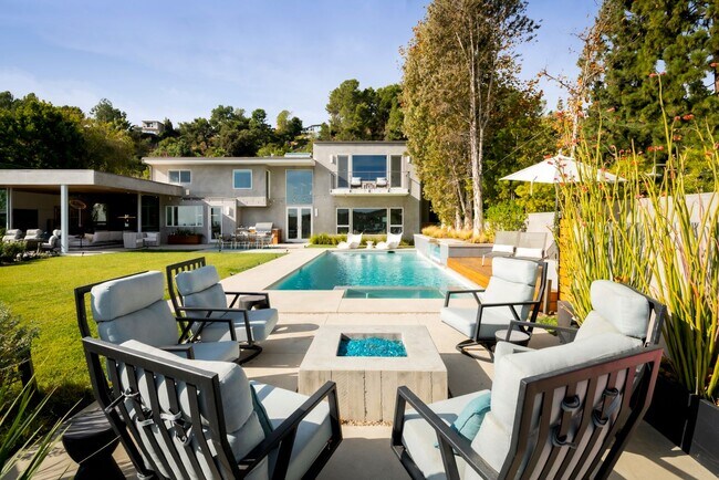 Building Photo - 2344 Banyan Dr
