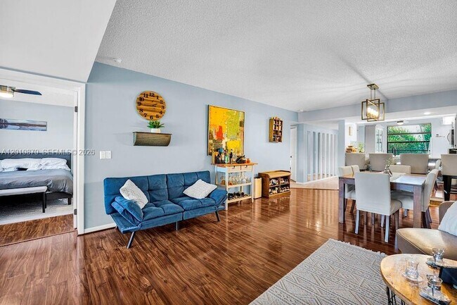 Building Photo - 6049 Balboa Cir