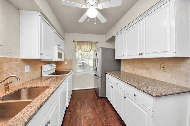 Building Photo - 6334 Chevy Chase Dr