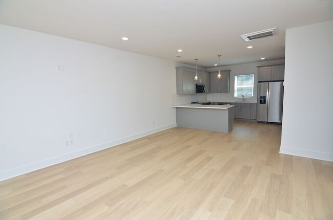 Building Photo - 550 Markham St