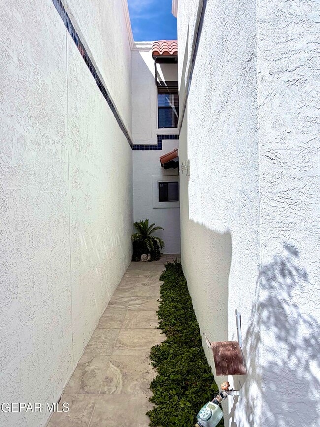 Building Photo - 6035 Bandolero Dr