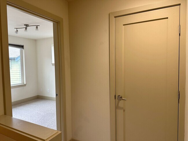 Building Photo - Enjoy pets and parking at this ideal townh...