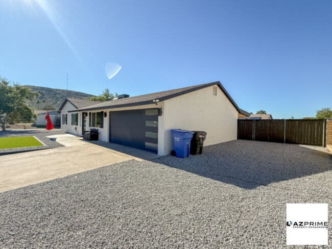 Building Photo - Beautifully Updated 4/2 Phoenix Home!