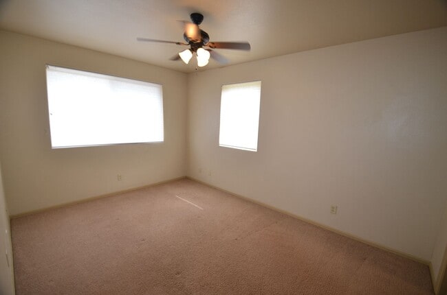 Building Photo - Unfurnished 2 Bed 2 Bath Condo-HEAT INCLUDED!