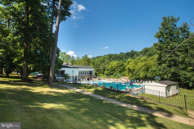 Building Photo - 126 E Chelsea Cir