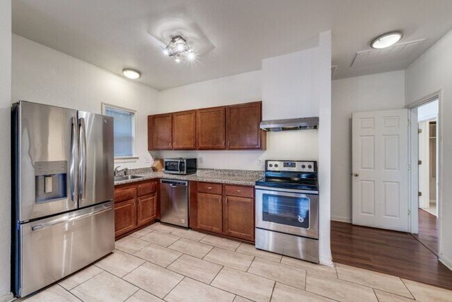 Building Photo - Well Maintained and Great Location!