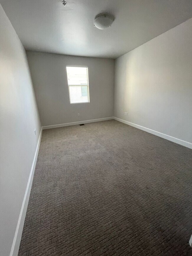 Building Photo - Italian Villages | 3-Bedroom Townhome