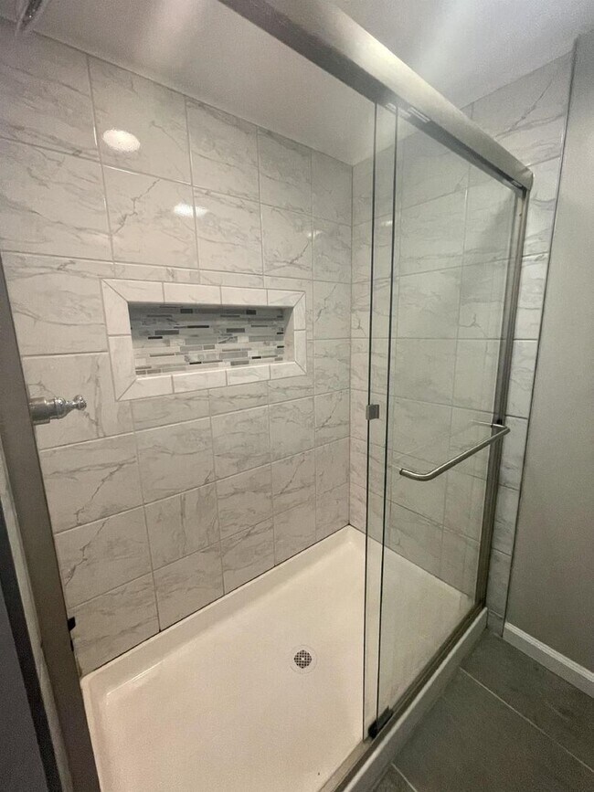 Building Photo - 1822 E 2nd St